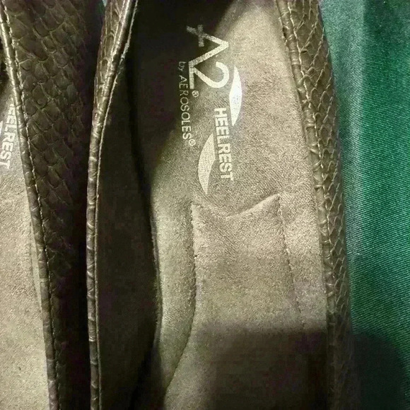 Preowned Aerosoles with a big buckle on top. Womens size 9.5. - Picture 3 of 15